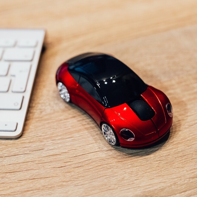 Levně Bezdrátová myš ve tvaru auta - červená