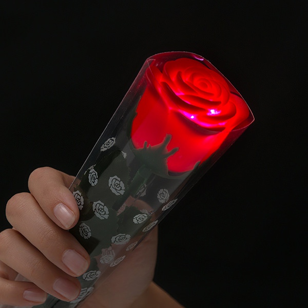 Levně Červená růže s LED světlem