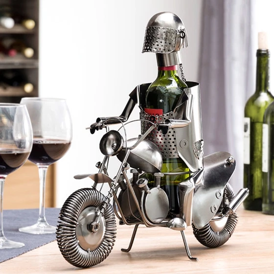 Kovový stojan na víno motorkář