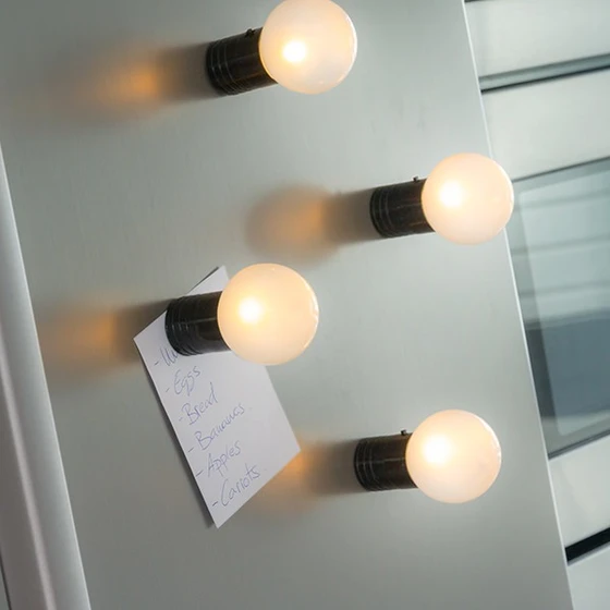 LED žárovka s magnetem