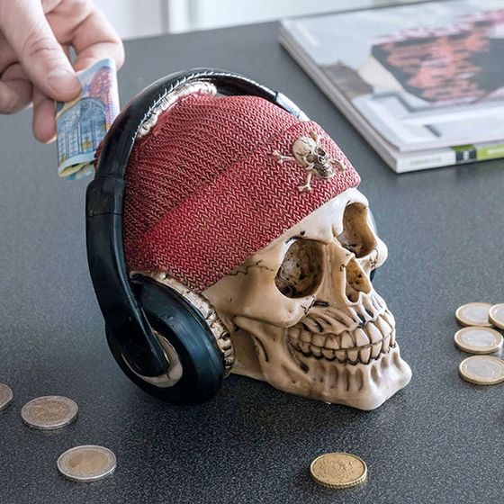 Pokladnička lebka s pirátskou čepicí a sluchátky