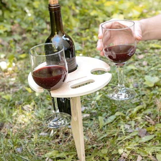 Venkovní skládací stolek na víno